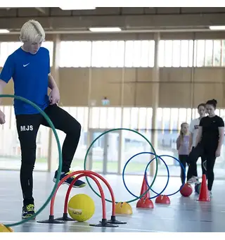Fotballkrokket Morsomt spill til kropps&#248;vingstimen